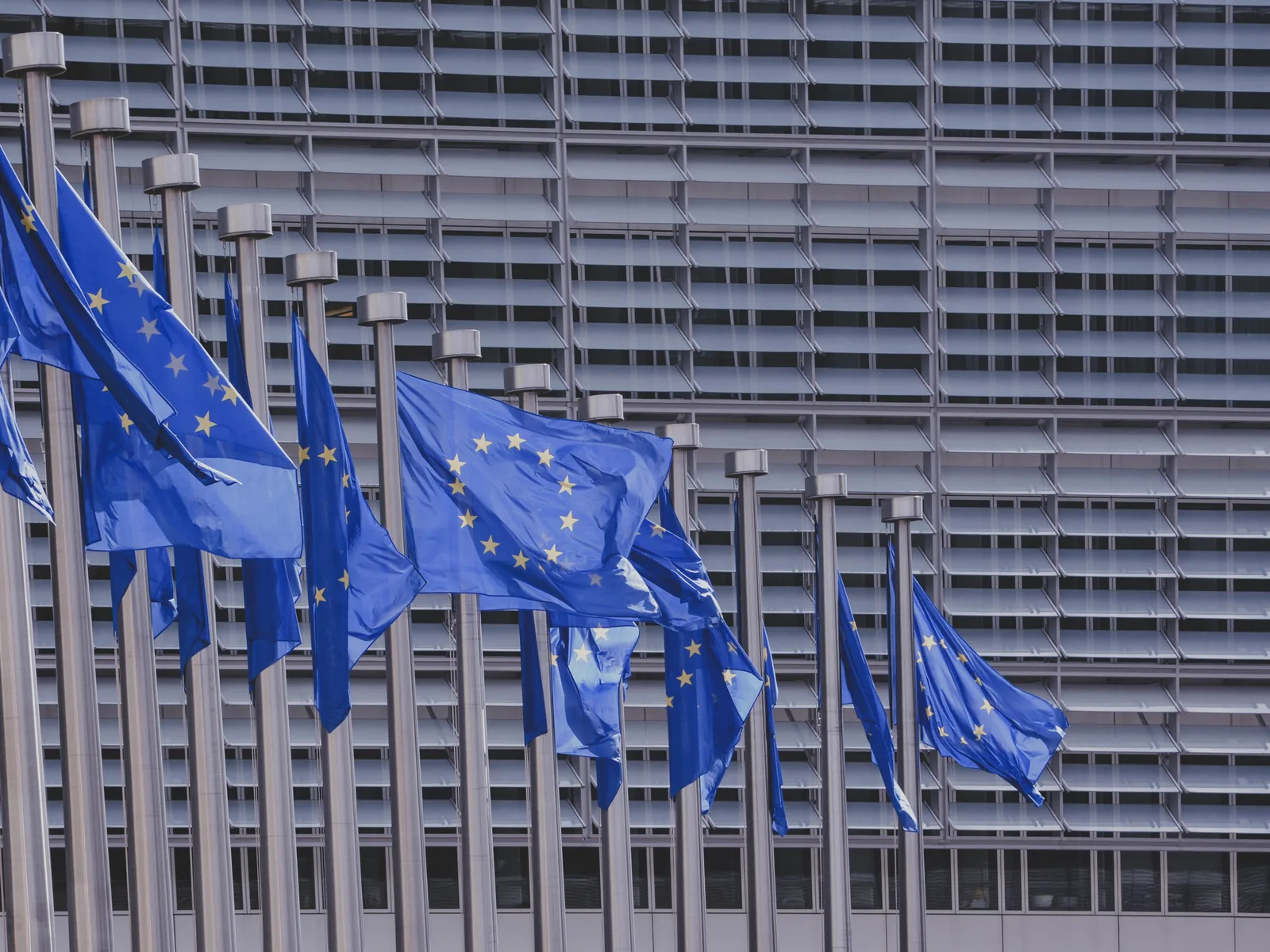 Le bandiere dell'Unione europea davanti alla sede della Commissione a Bruxelles