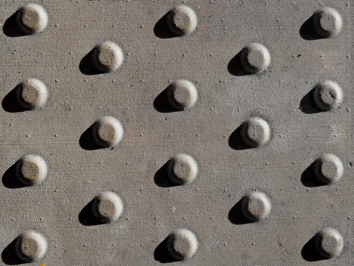 Il rilievo di una pavimentazione tattile per persone cieche